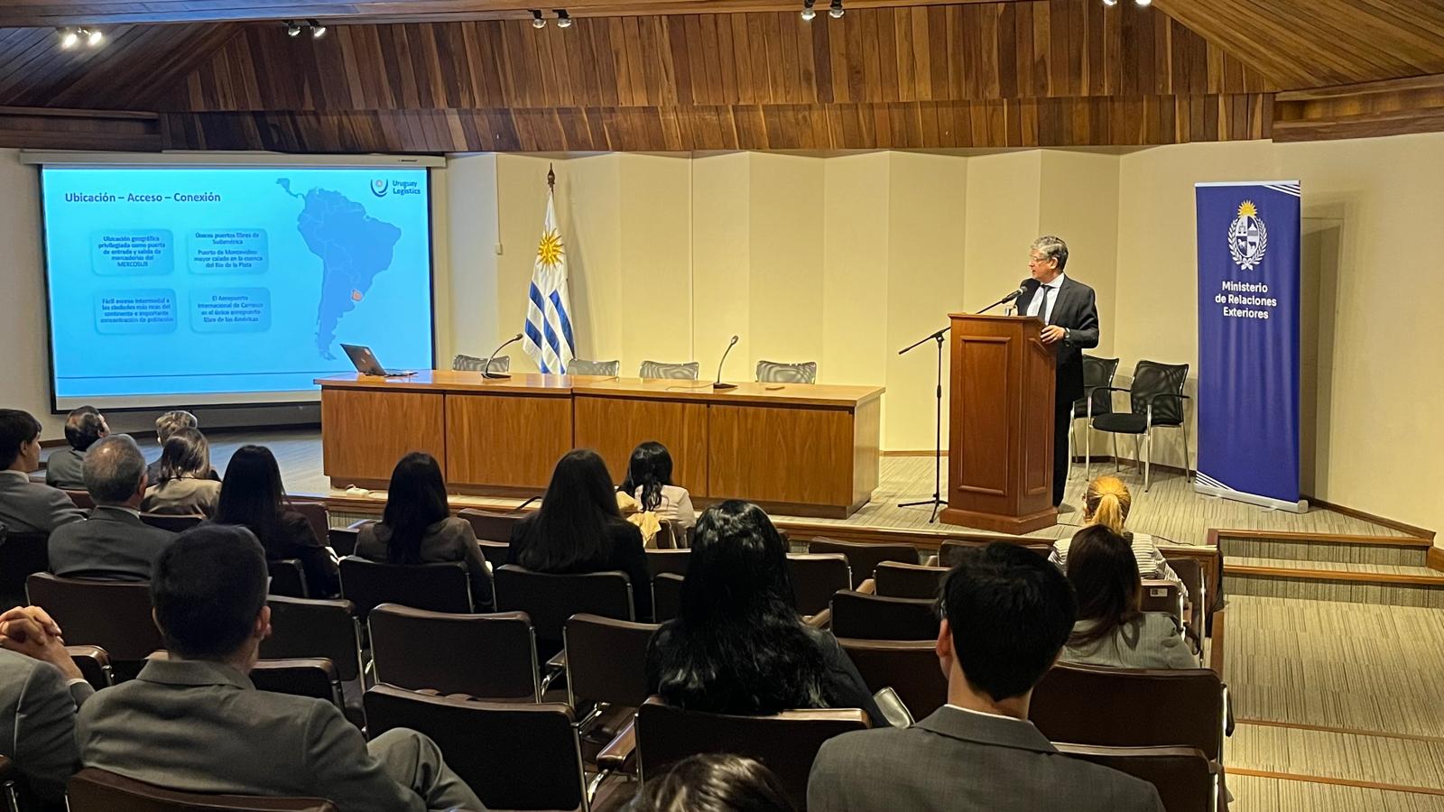 Seminario para los estudiantes del Instituto Artigas del Servicio Exterior sobre la importancia de la logística para el Uruguay