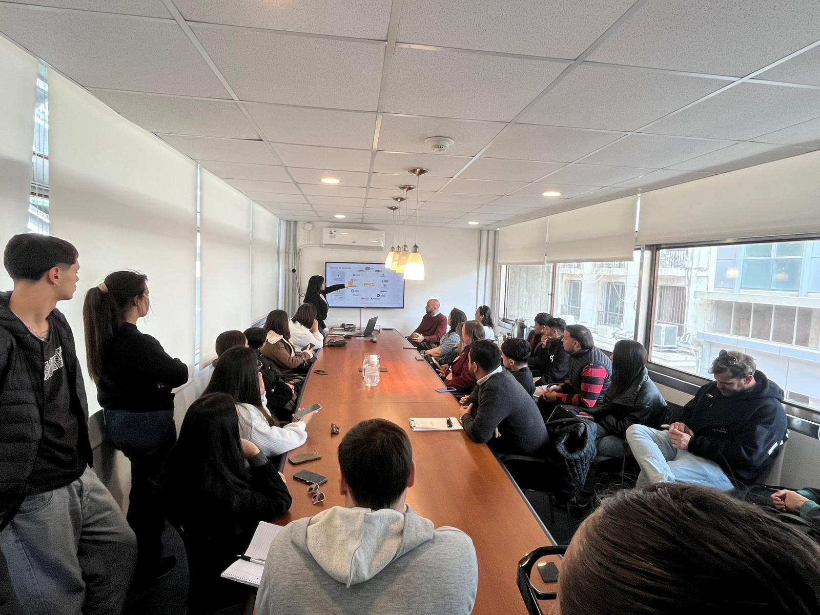 Estudiantes de Santa Lucía visitaron el INALOG en el marco de una agenda educativa sobre logística nacional